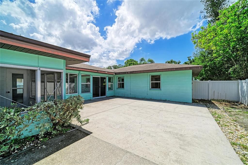 For Sale: $475,000 (4 beds, 2 baths, 2084 Square Feet)