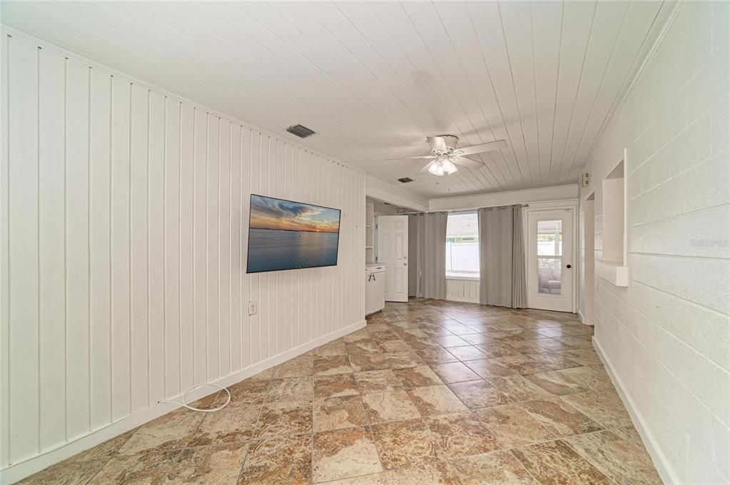 For Sale: $475,000 (4 beds, 2 baths, 2084 Square Feet)