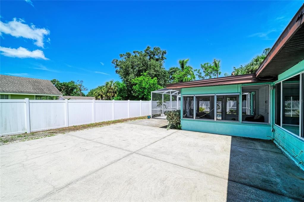 For Sale: $475,000 (4 beds, 2 baths, 2084 Square Feet)