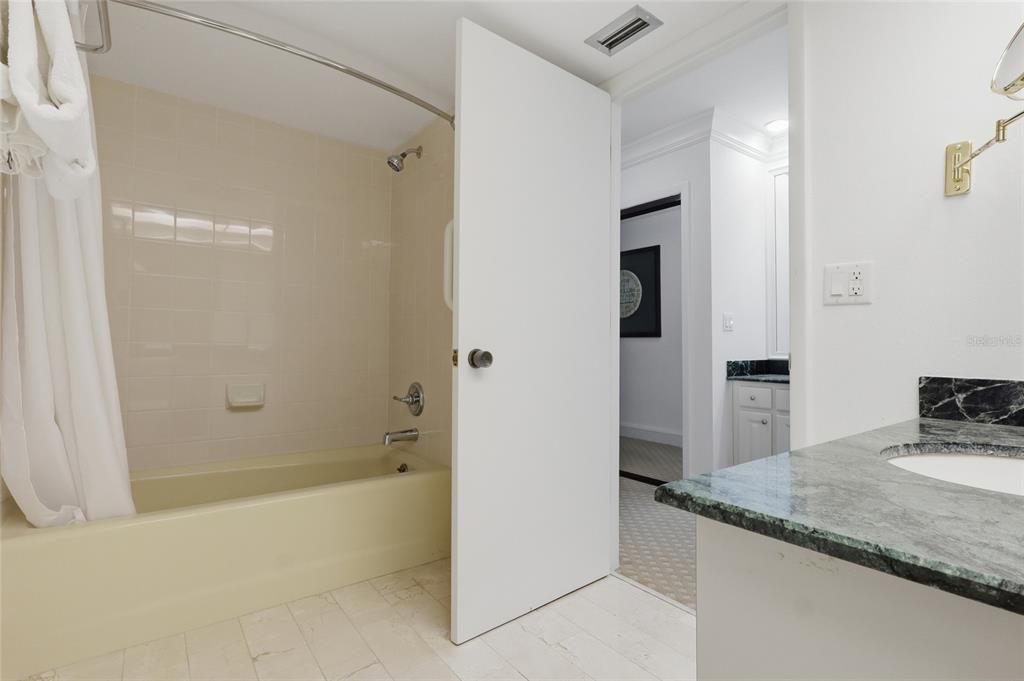 For Sale: $264,900 (2 beds, 2 baths, 1400 Square Feet)