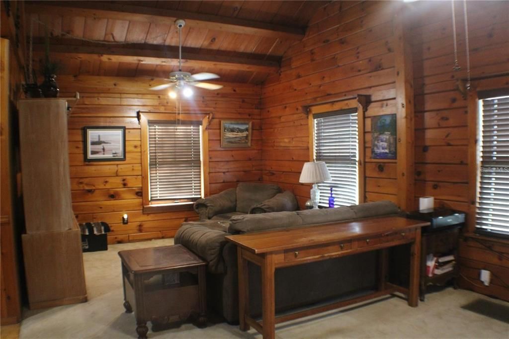 For Rent: $1,600 (2 beds, 1 baths, 1039 Square Feet)