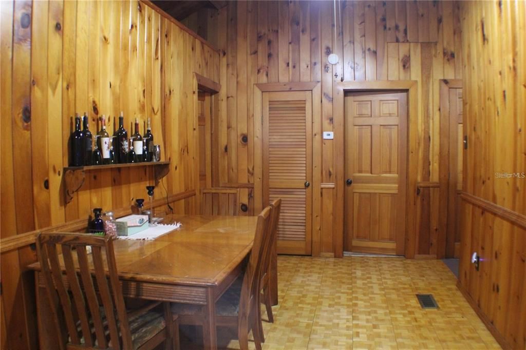 For Rent: $1,600 (2 beds, 1 baths, 1039 Square Feet)