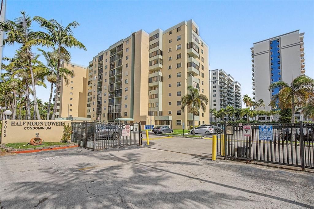 For Sale: $350,000 (2 beds, 2 baths, 1037 Square Feet)