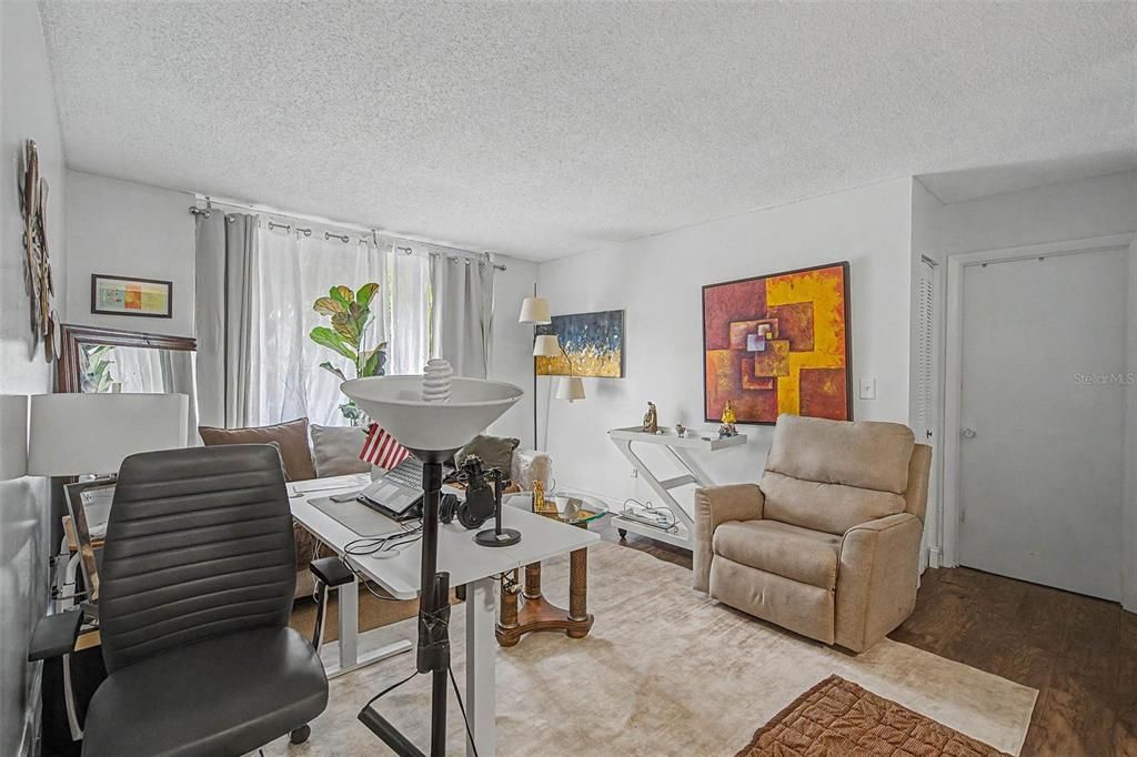 For Sale: $350,000 (2 beds, 2 baths, 1037 Square Feet)