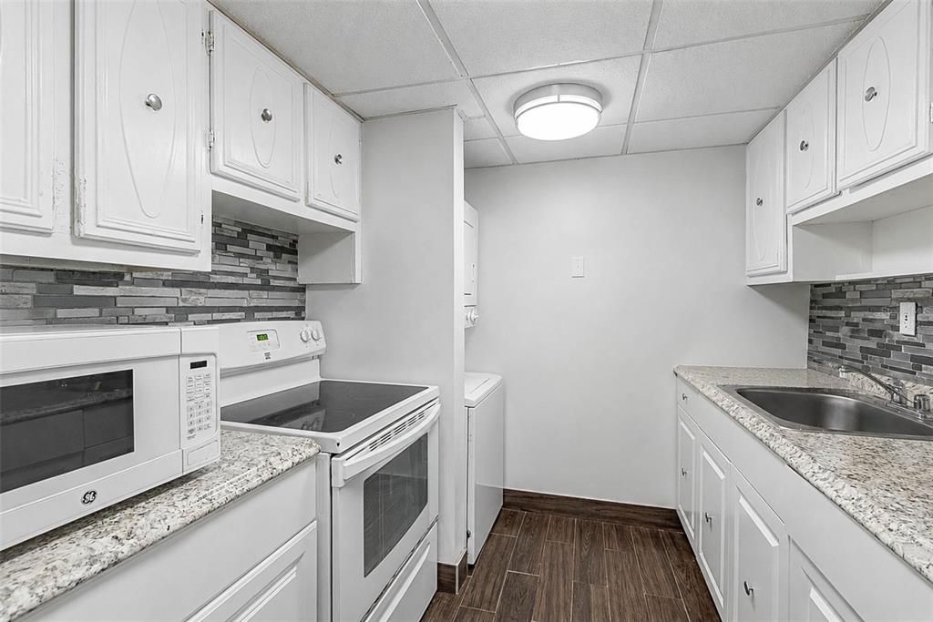 For Sale: $350,000 (2 beds, 2 baths, 1037 Square Feet)