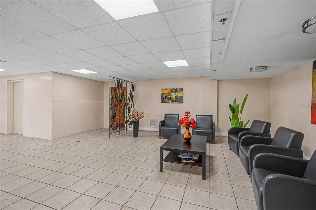 For Sale: $350,000 (2 beds, 2 baths, 1037 Square Feet)