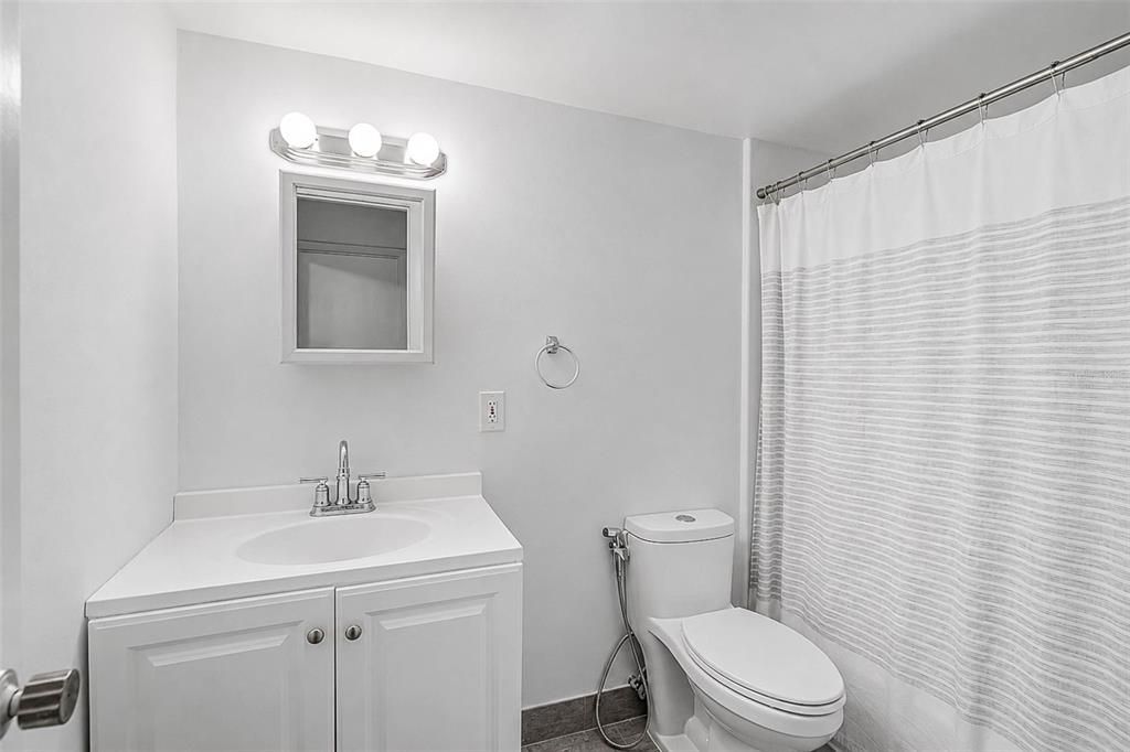 For Sale: $350,000 (2 beds, 2 baths, 1037 Square Feet)
