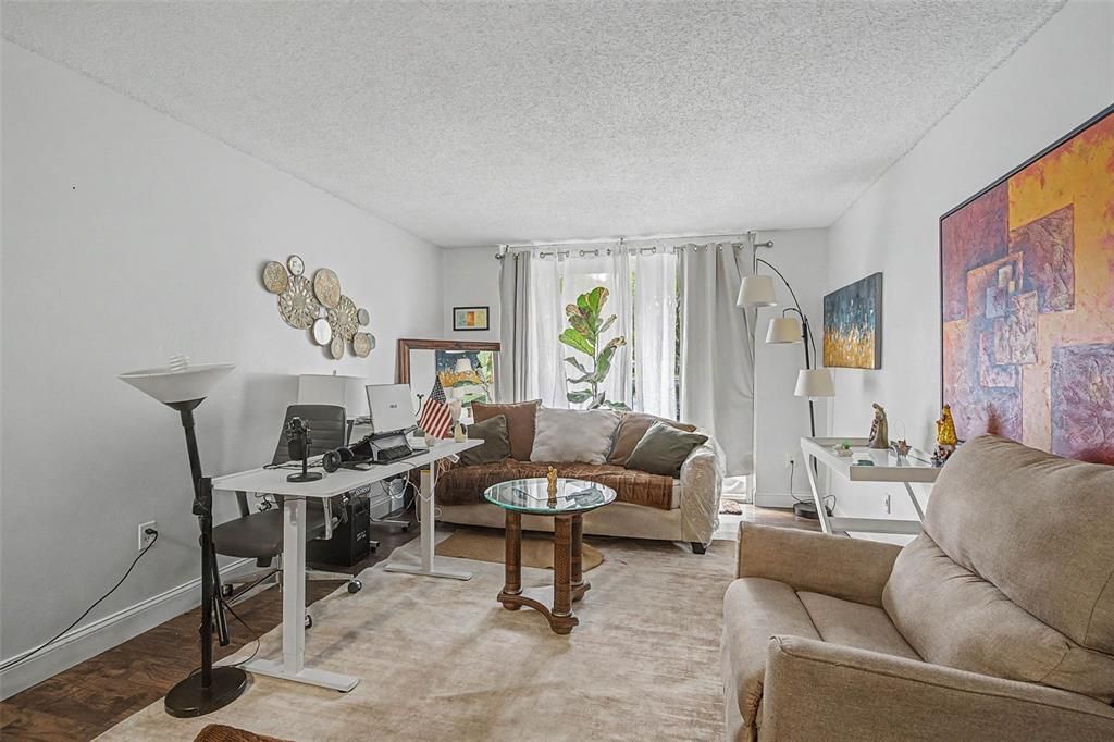 For Sale: $350,000 (2 beds, 2 baths, 1037 Square Feet)