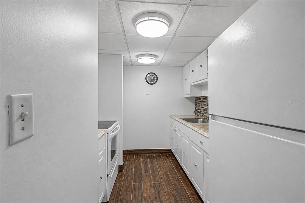 For Sale: $350,000 (2 beds, 2 baths, 1037 Square Feet)