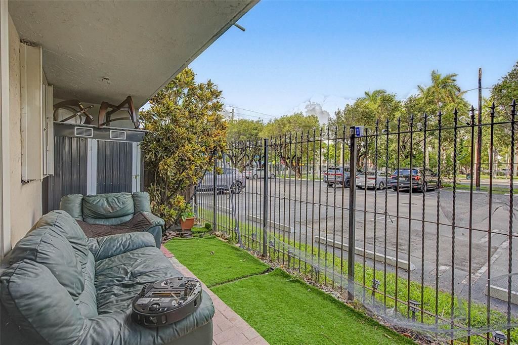 For Sale: $350,000 (2 beds, 2 baths, 1037 Square Feet)