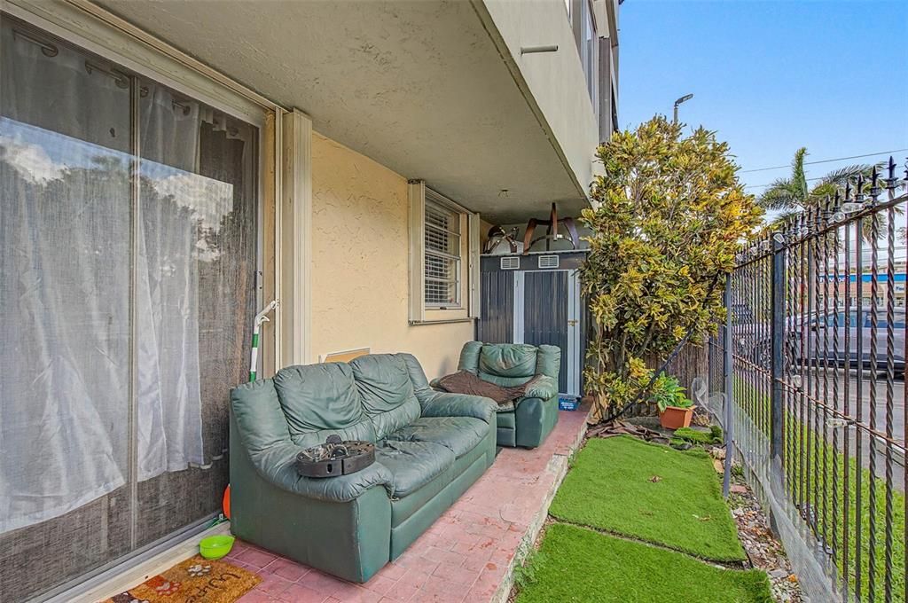 For Sale: $350,000 (2 beds, 2 baths, 1037 Square Feet)