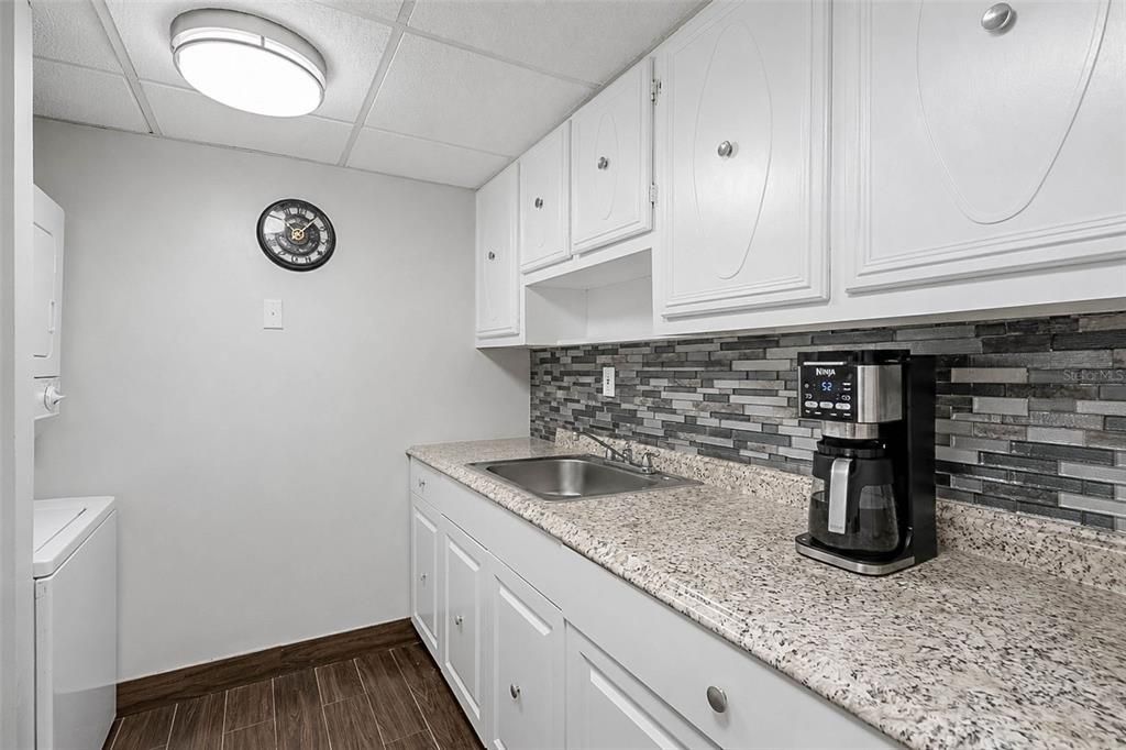 For Sale: $350,000 (2 beds, 2 baths, 1037 Square Feet)
