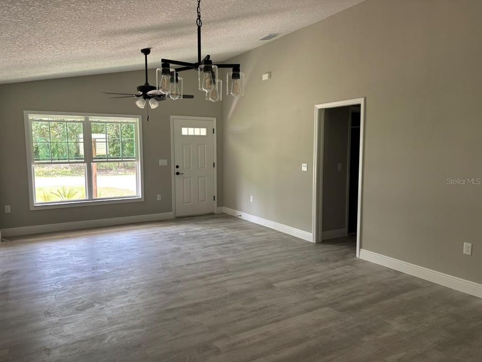 Active With Contract: $239,900 (3 beds, 2 baths, 1409 Square Feet)