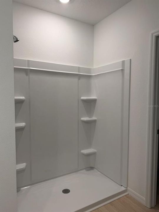 Activo con contrato: $2,350 (3 camas, 2 baños, 2077 Pies cuadrados)