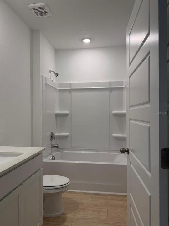 Activo con contrato: $2,350 (3 camas, 2 baños, 2077 Pies cuadrados)