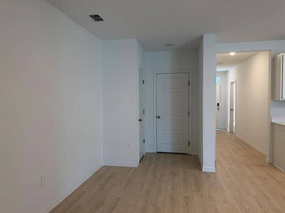 Activo con contrato: $2,350 (3 camas, 2 baños, 2077 Pies cuadrados)