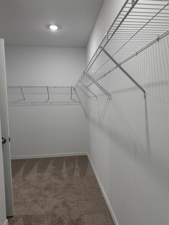 Activo con contrato: $2,350 (3 camas, 2 baños, 2077 Pies cuadrados)