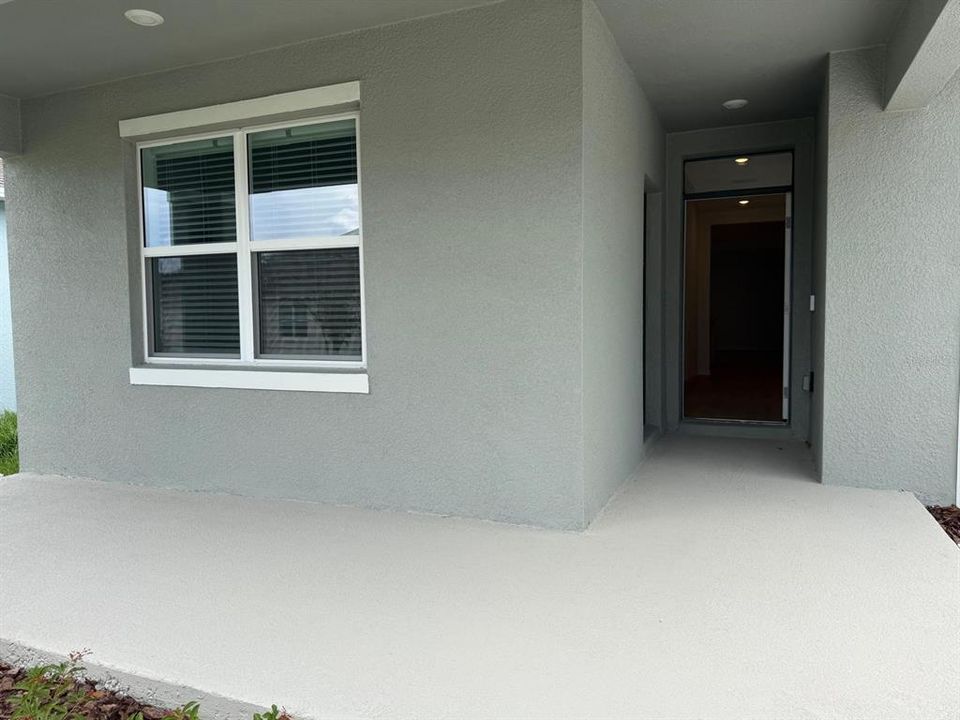 Activo con contrato: $2,350 (3 camas, 2 baños, 2077 Pies cuadrados)