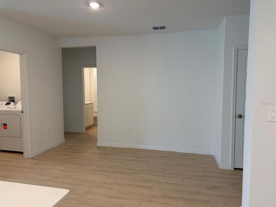 Activo con contrato: $2,350 (3 camas, 2 baños, 2077 Pies cuadrados)