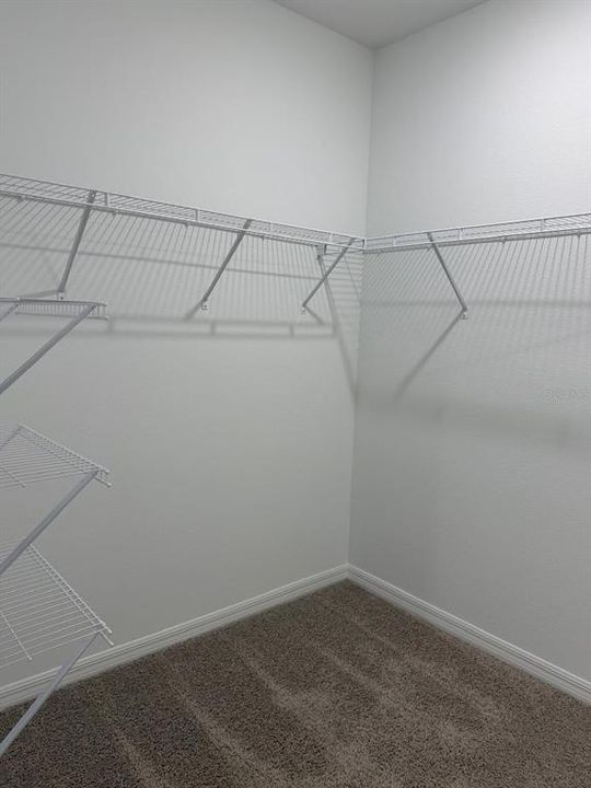 Activo con contrato: $2,350 (3 camas, 2 baños, 2077 Pies cuadrados)