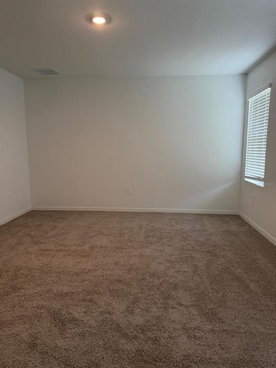 Activo con contrato: $2,350 (3 camas, 2 baños, 2077 Pies cuadrados)