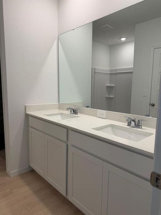 Activo con contrato: $2,350 (3 camas, 2 baños, 2077 Pies cuadrados)