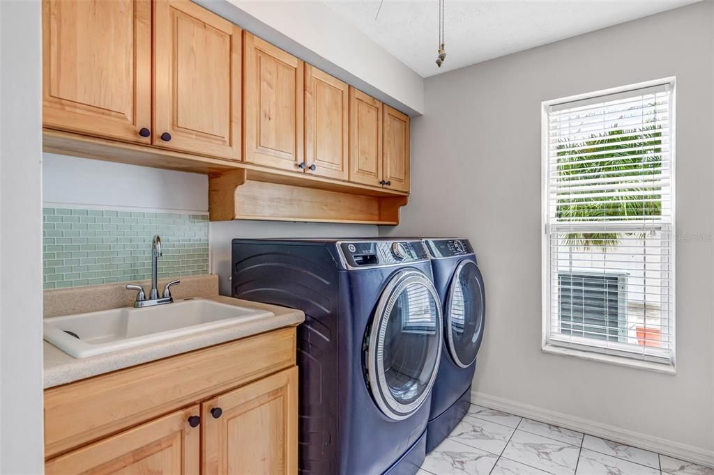 For Sale: $1,325,000 (6 beds, 5 baths, 4214 Square Feet)
