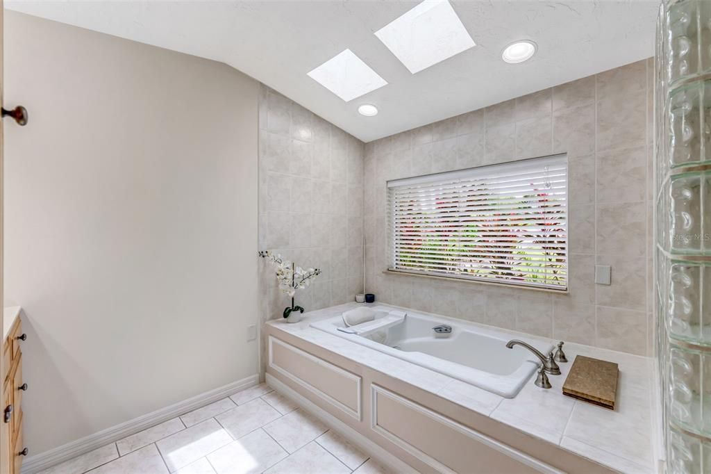 For Sale: $1,325,000 (6 beds, 5 baths, 4214 Square Feet)