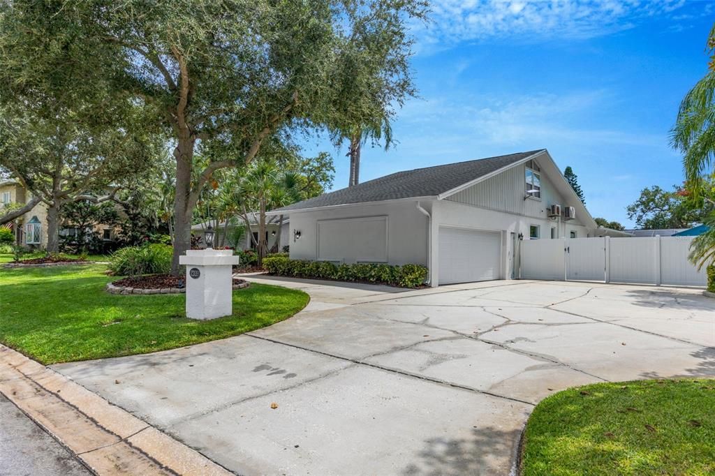 For Sale: $1,325,000 (6 beds, 5 baths, 4214 Square Feet)