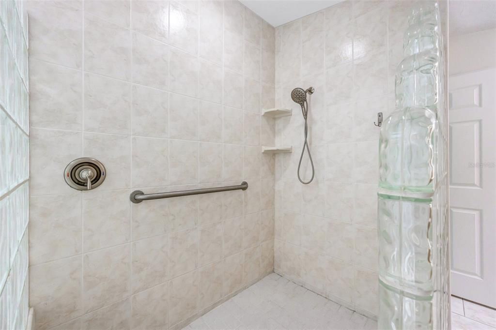 For Sale: $1,325,000 (6 beds, 5 baths, 4214 Square Feet)