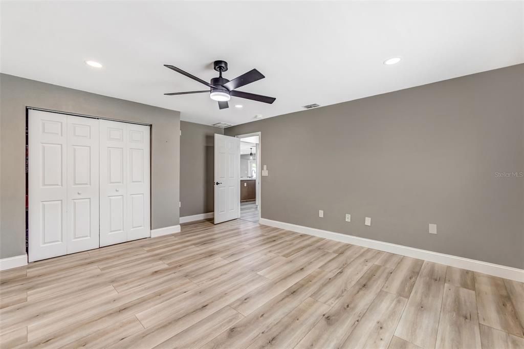 For Sale: $1,325,000 (6 beds, 5 baths, 4214 Square Feet)