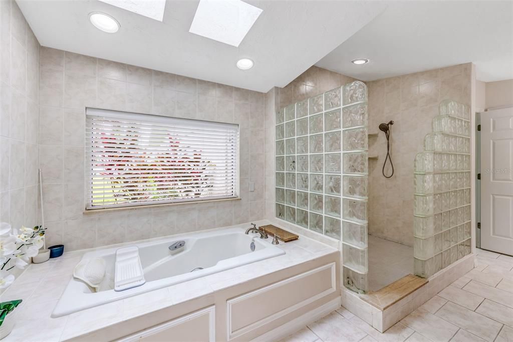 For Sale: $1,325,000 (6 beds, 5 baths, 4214 Square Feet)