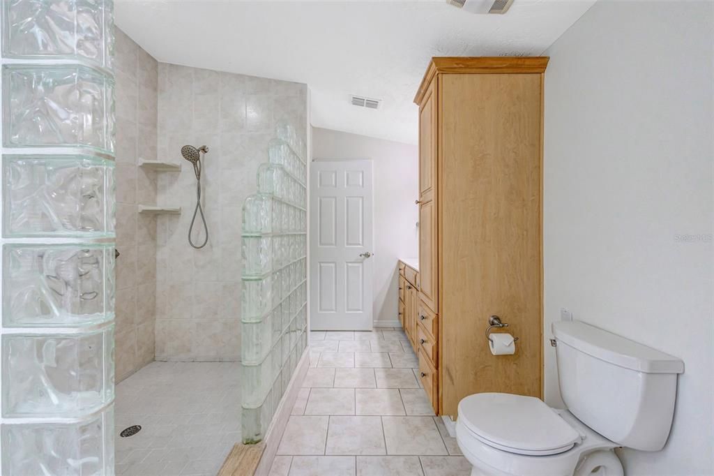 For Sale: $1,325,000 (6 beds, 5 baths, 4214 Square Feet)