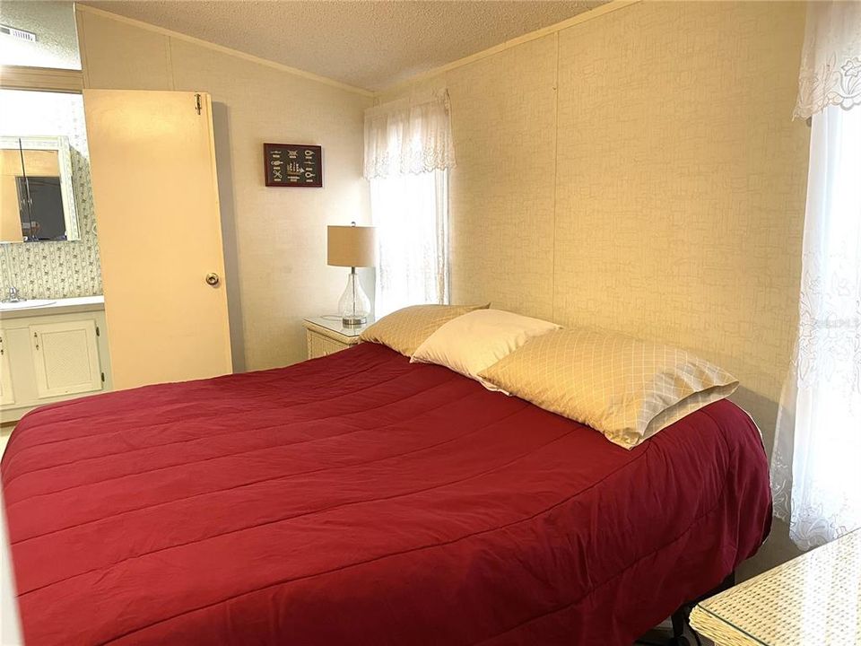 For Sale: $159,000 (2 beds, 2 baths, 1056 Square Feet)