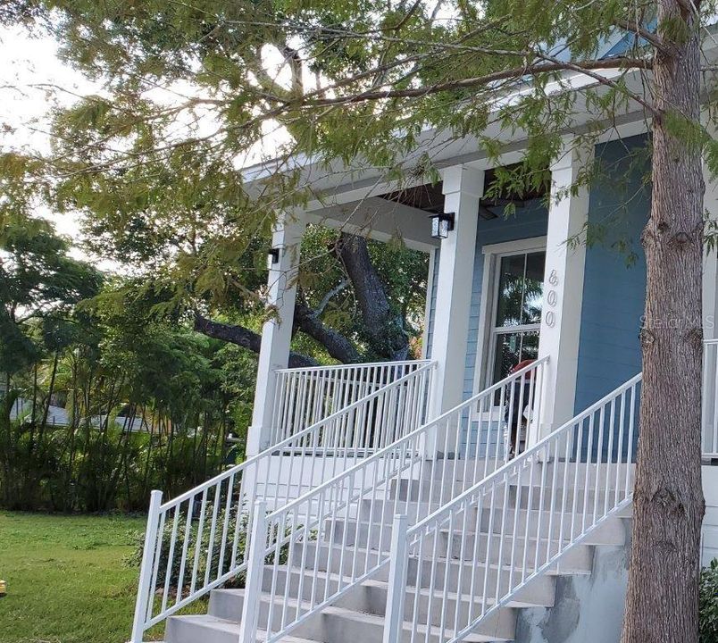 For Rent: $1,600 (2 beds, 1 baths, 900 Square Feet)