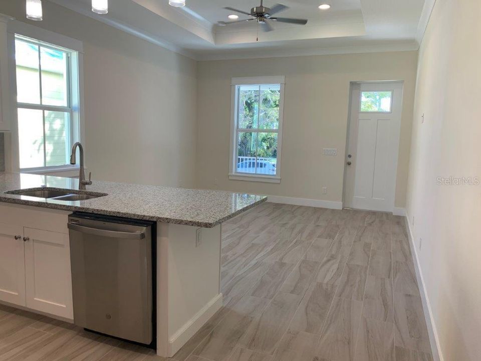 For Rent: $1,600 (2 beds, 1 baths, 900 Square Feet)