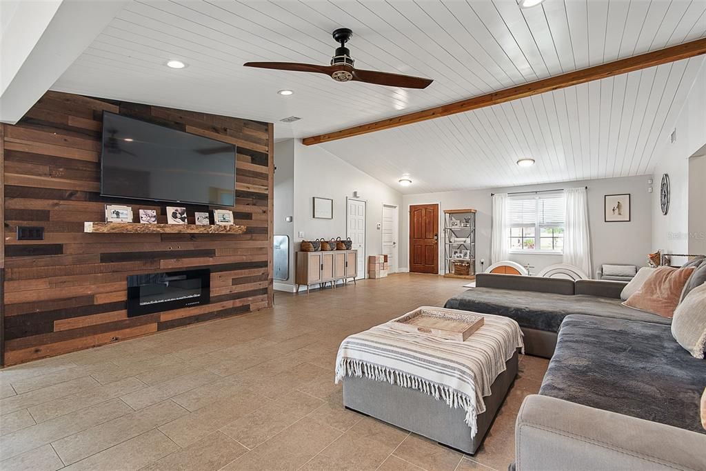 For Sale: $299,900 (3 beds, 2 baths, 1668 Square Feet)