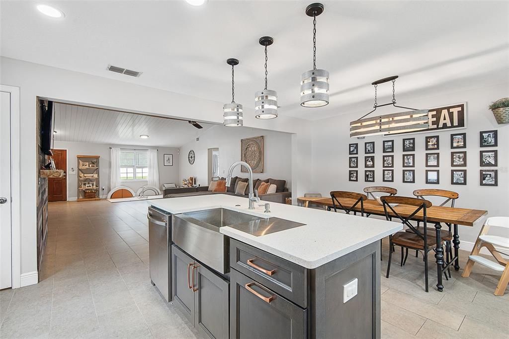 For Sale: $299,900 (3 beds, 2 baths, 1668 Square Feet)