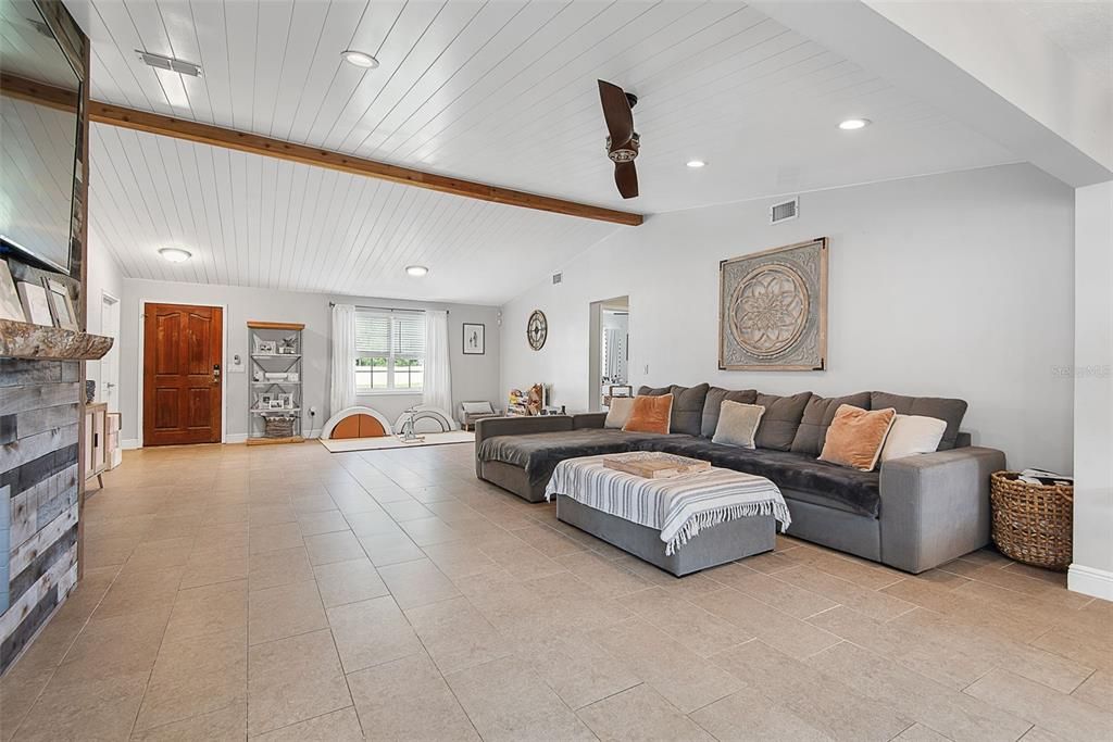 For Sale: $299,900 (3 beds, 2 baths, 1668 Square Feet)