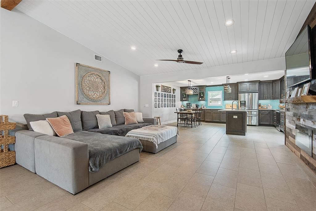 For Sale: $299,900 (3 beds, 2 baths, 1668 Square Feet)