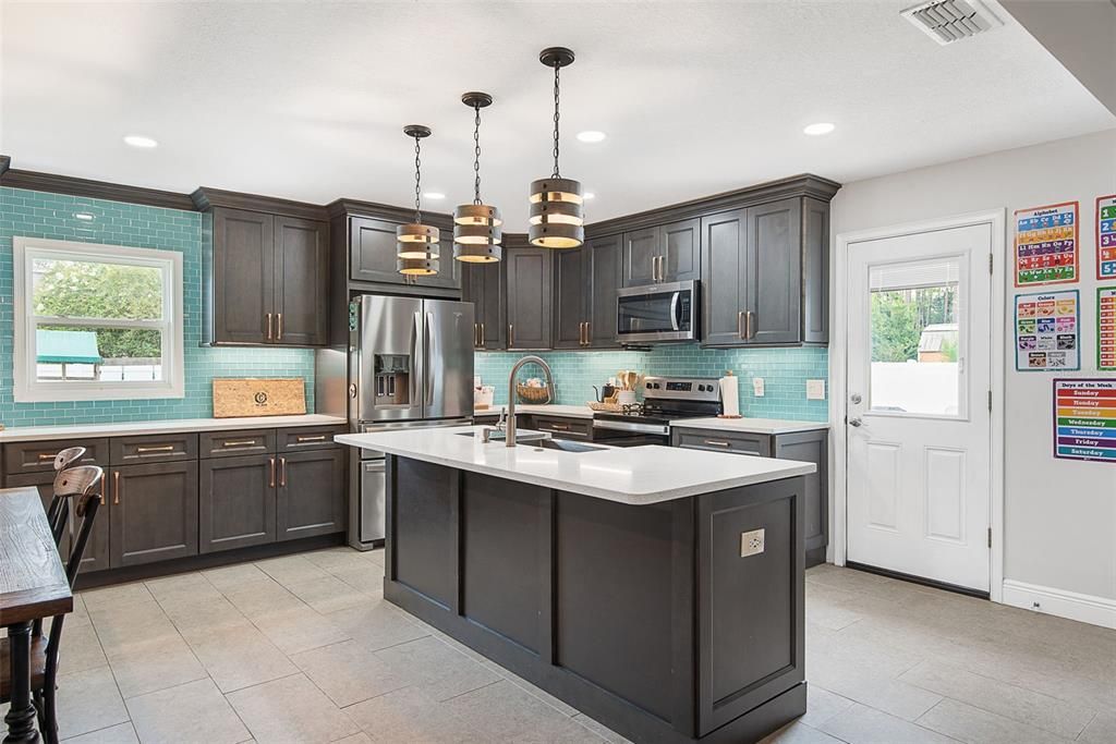 For Sale: $299,900 (3 beds, 2 baths, 1668 Square Feet)