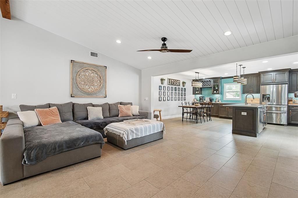 For Sale: $299,900 (3 beds, 2 baths, 1668 Square Feet)