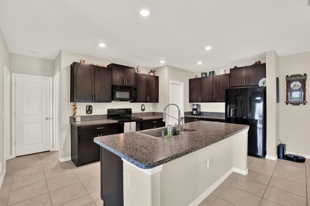 For Sale: $464,900 (6 beds, 3 baths, 2614 Square Feet)
