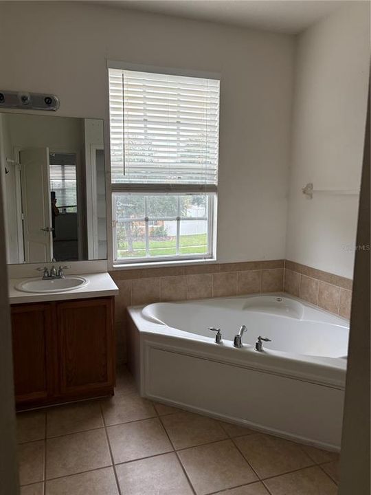 Activo con contrato: $334,900 (5 camas, 4 baños, 3242 Pies cuadrados)