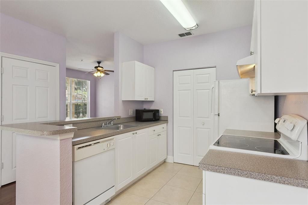 For Sale: $144,990 (1 beds, 1 baths, 826 Square Feet)