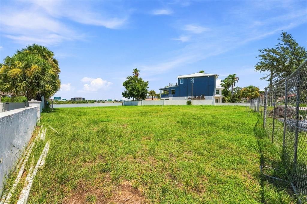 На продажу: $2,500,000 (0.26 acres)