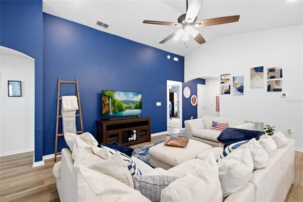 For Sale: $325,000 (3 beds, 2 baths, 1698 Square Feet)