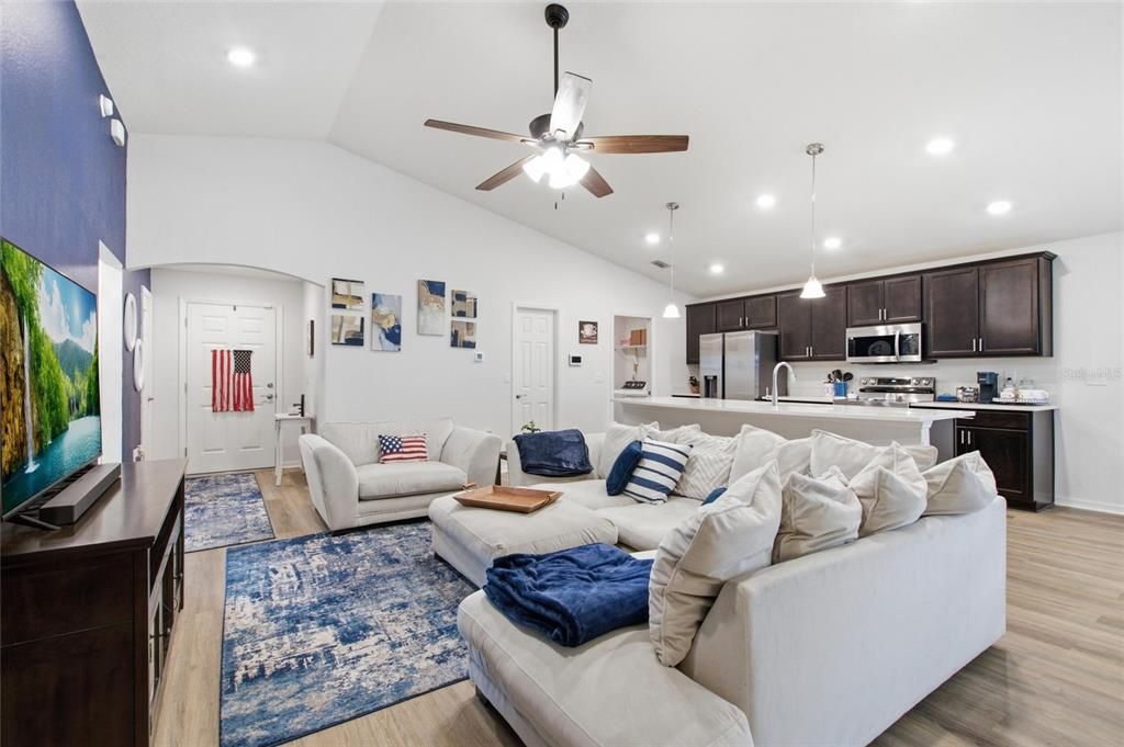 For Sale: $325,000 (3 beds, 2 baths, 1698 Square Feet)
