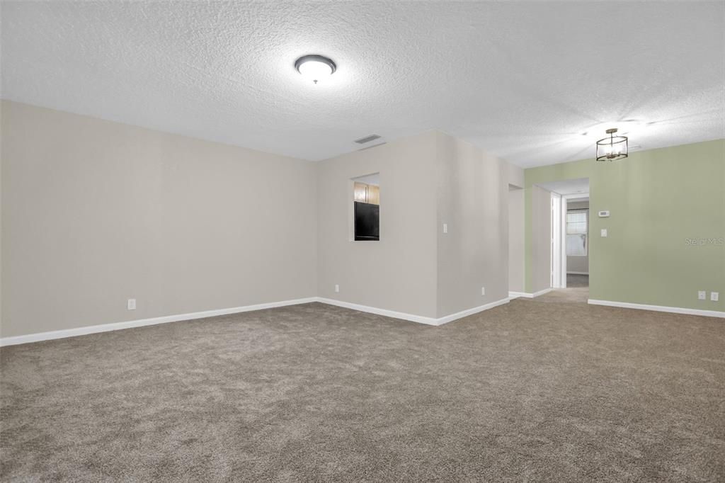 For Sale: $125,000 (1 beds, 1 baths, 633 Square Feet)