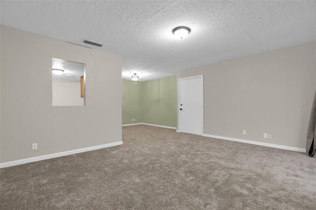For Sale: $125,000 (1 beds, 1 baths, 633 Square Feet)